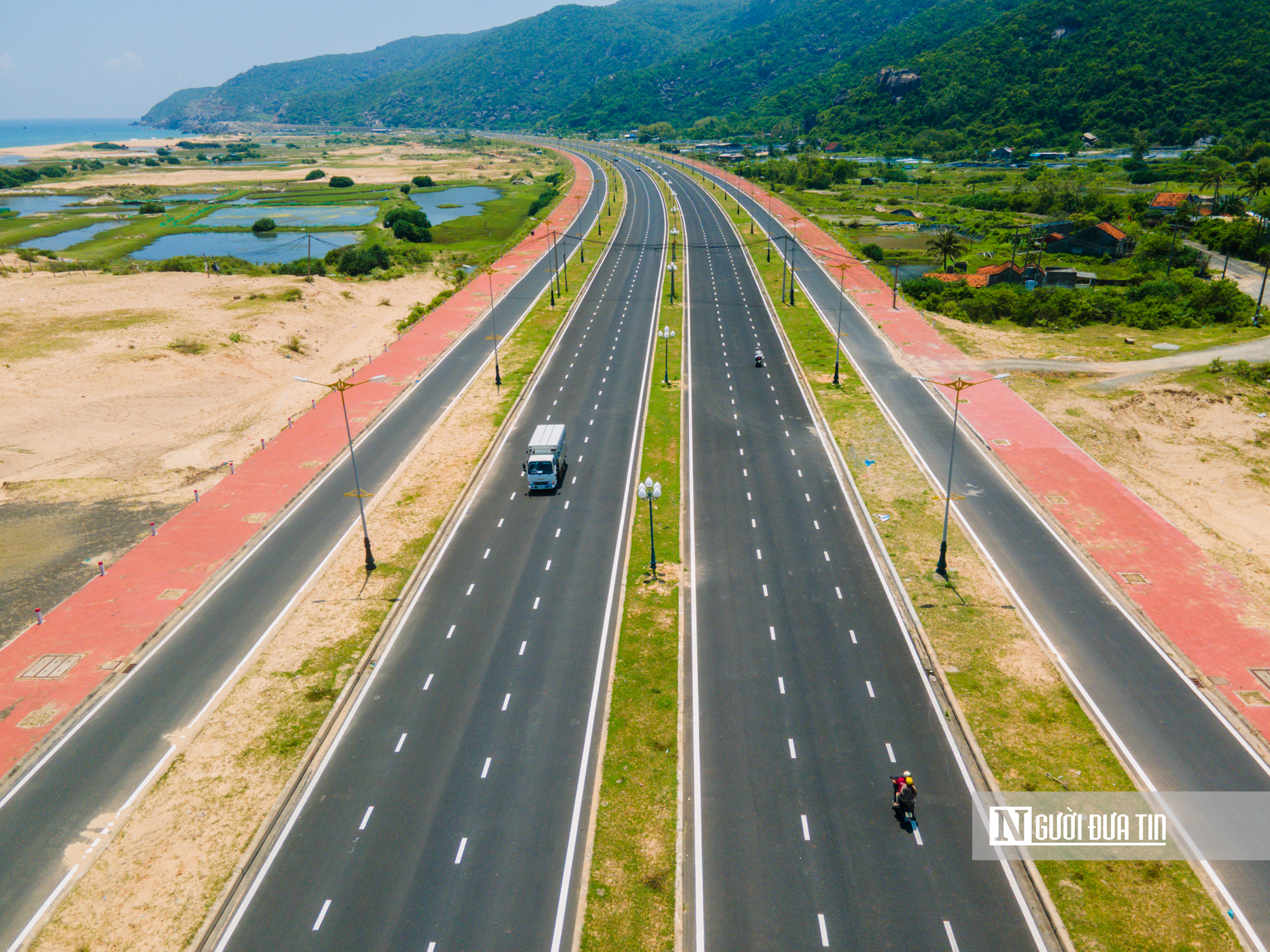 Giao thông trong khu kinh tế cũng được mở rộng. Lộ giới tuyến đường Hùng Vương kéo dài được quy hoạch mặt đường rộng 57 – 63 m kết nối với Quốc lộ 29 đảm bảo đủ năng lực khai thác vận tải hàng hóa từ cảng Bãi Gốc lên Tây Nguyên và tuyến giao thông đô thị ven biển.