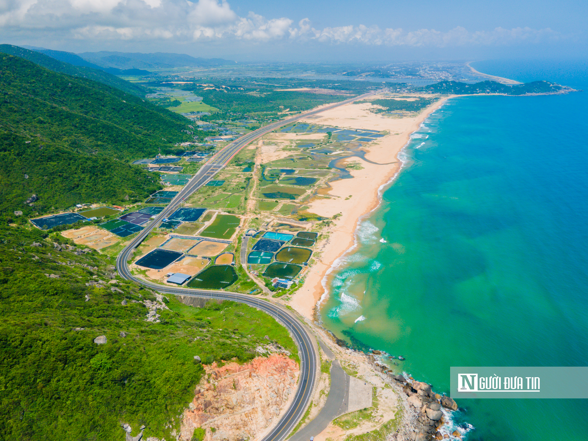 Khu công nghiệp Hòa Tâm, cảng Bãi Gốc còn tiếp giáp với các khu công nghiệp, khu đô thị sẽ được đầu tư xây dựng lân cận, đặc biệt là Khu kinh tế Vân Phong, từ đó sẽ liên kết hỗ trợ cho nhau hình thành cụm cảng Vân Phong – Bãi Gốc – Vũng Rô, một trong những cửa ngõ chính ra Biển Đông của vùng Tây Nguyên.