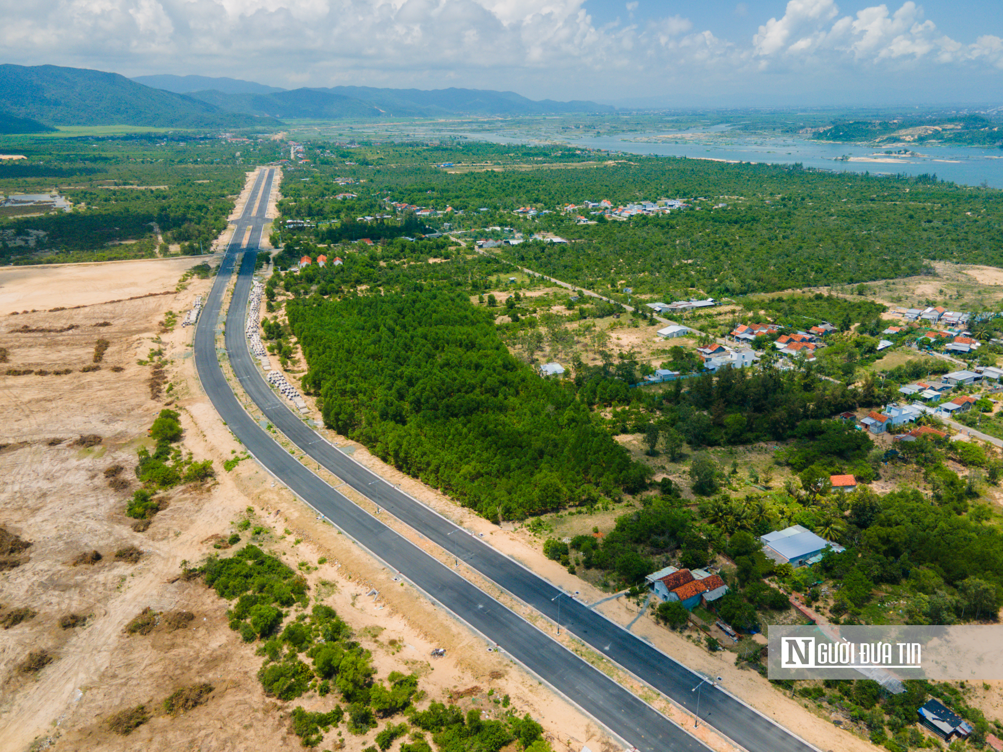 Hiện nay, tỉnh Đắk Lắk đang đầu tư đồng bộ hệ thống giao thông gắn liền với sự phát triển của Khu công nghiệp Nam Phú Yên nói chung và Khu công nghiệp Hòa Tâm, cảng Bãi Gốc nói riêng. Có thể kể đến Dự án đầu tư xây dựng tuyến đường nối Cao tốc Bắc – Nam, Quốc lộ 1A với Khu công nghiệp Hòa Tâm. Dự án có tổng chiều dài hơn 8 km.