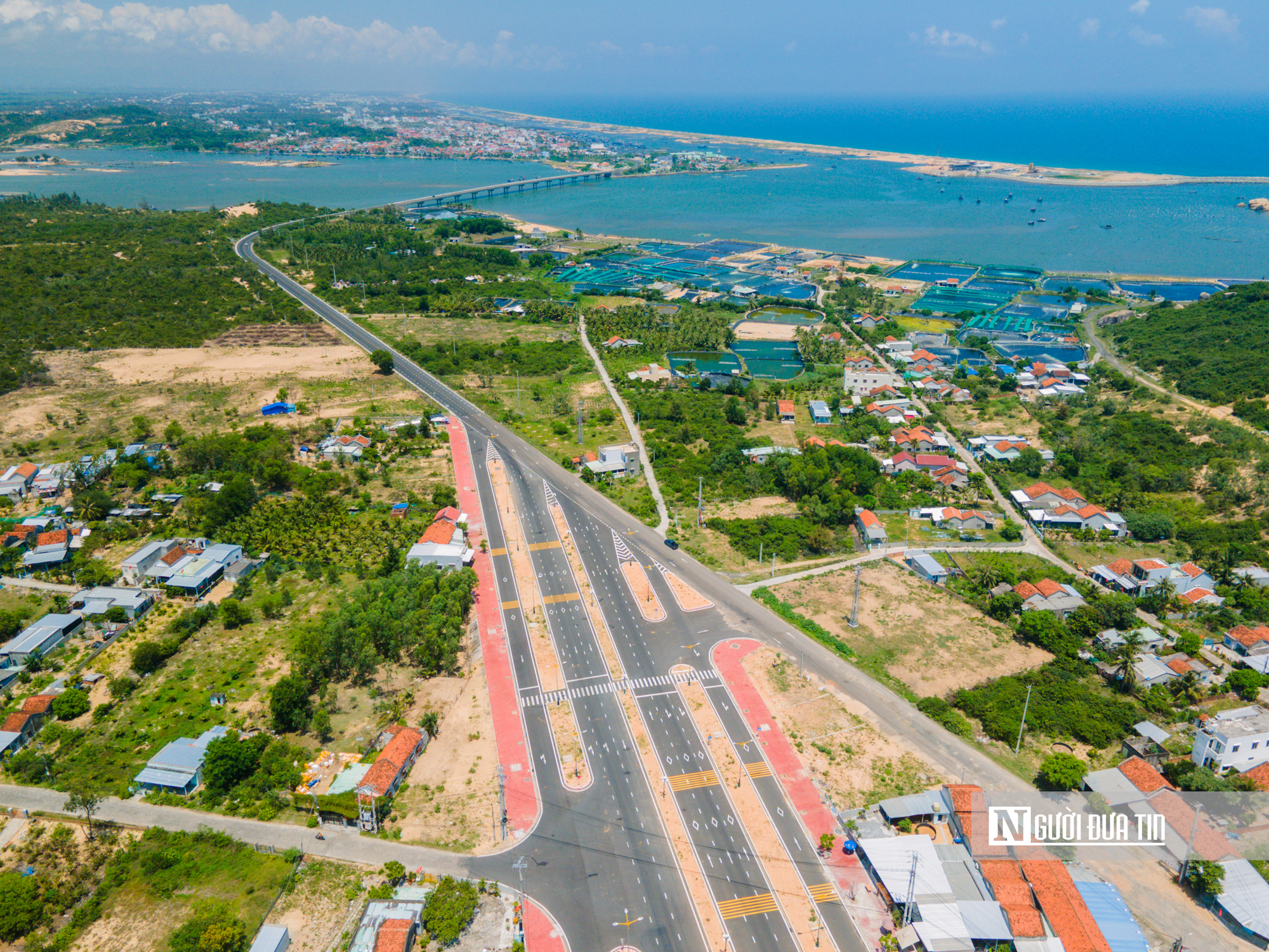 Cầu Đà Nông bắc qua sông Bàn Thạch, có chiều dài gần 500 m, rộng 12 m với 2 làn xe. Cầu là đầu mối giao thông quan trọng, nằm trên tuyến giao thông nối Tuy Hòa đến Khu công nghiệp Hòa Tâm, cảng Vũng Rô và các khu dân cư khác.