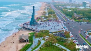 Du khách đổ về quảng trường tháp Nghinh Phong, phường Tuy Hòa, Đắk Lắk