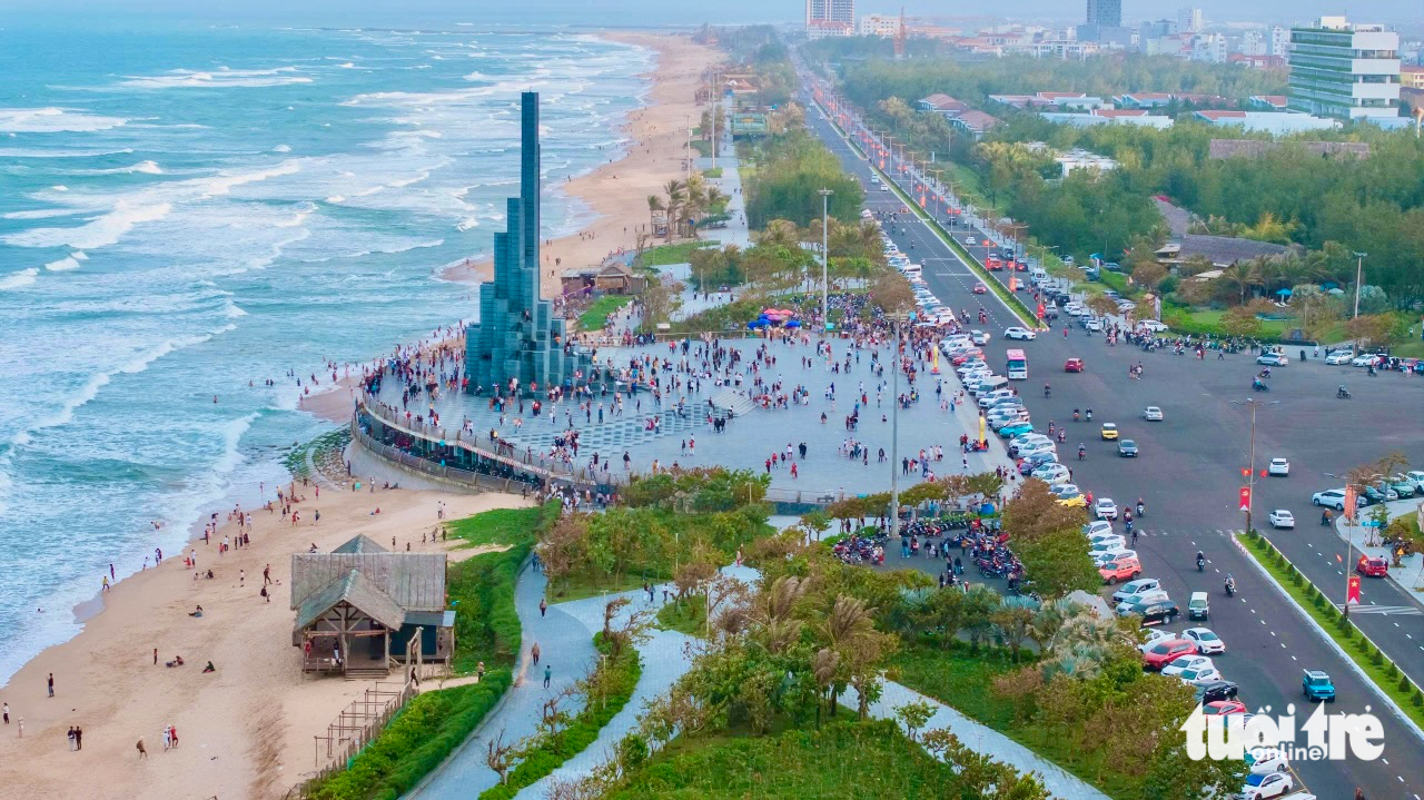 Du khách đổ về quảng trường tháp Nghinh Phong, phường Tuy Hòa, Đắk Lắk