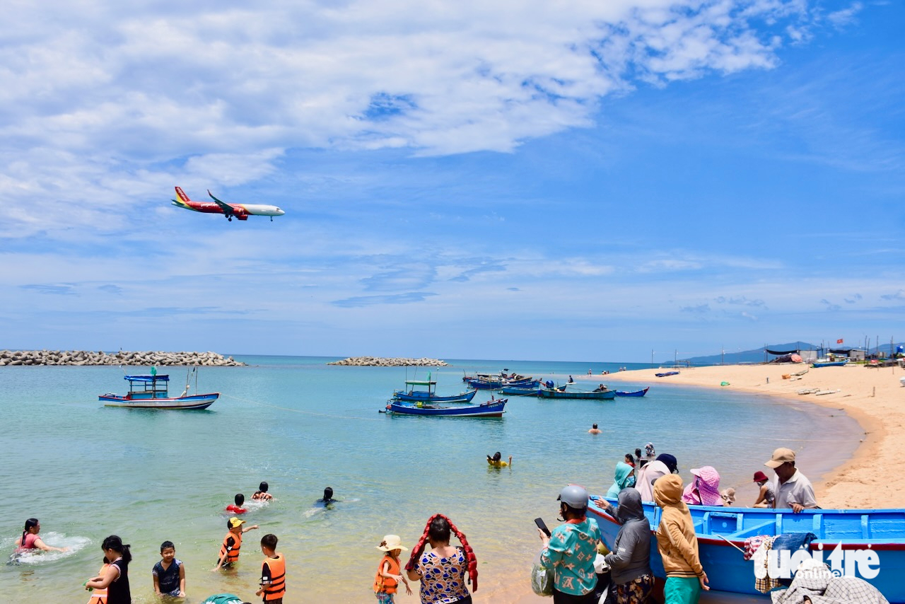 Người dân, du khách đến bãi biển Đông Tác, phường Phú Yên, Đắk Lắk để tham quan, tắm biển