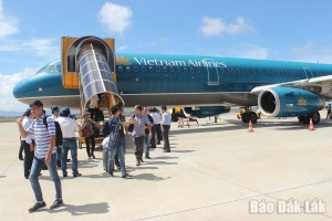 Hành khách đi lại tại Cảng hàng không Tuy Hòa.