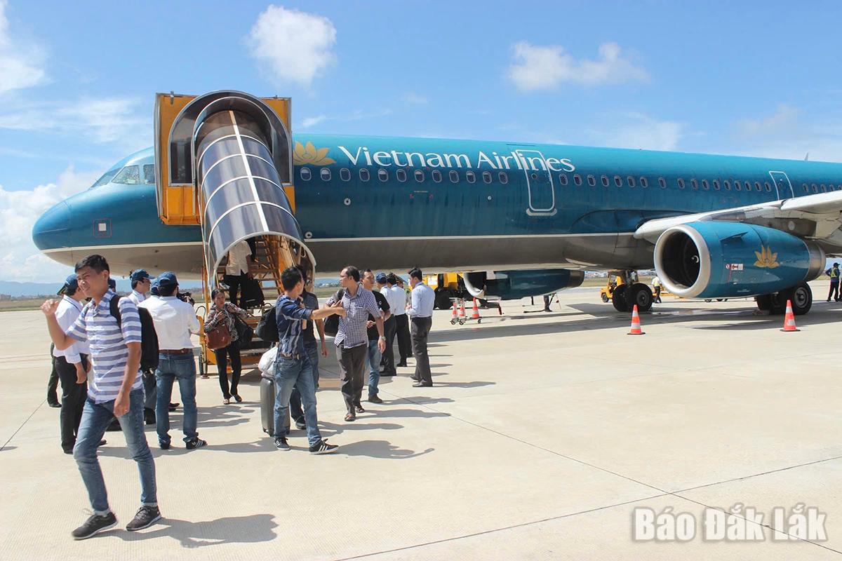 Hành khách đi lại tại Cảng hàng không Tuy Hòa.