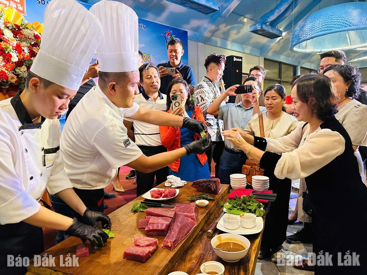 Du khách thích thú thưởng thức sashimi cá ngừ đại dương