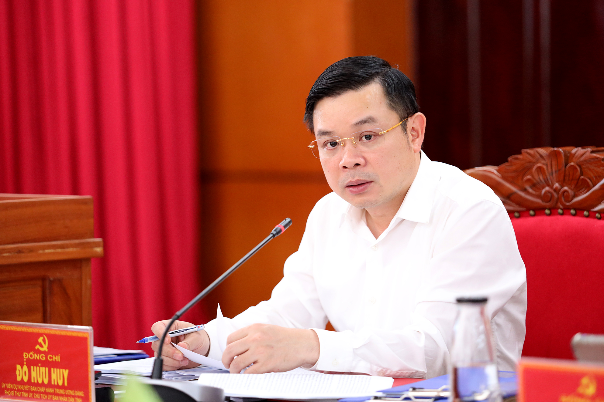 Đồng chí Đỗ Hữu Huy - Ủy viên dự khuyết Trung ương Đảng, Phó Bí thư Tỉnh ủy, Chủ tịch UBND tỉnh phát biểu tại cuộc họp.