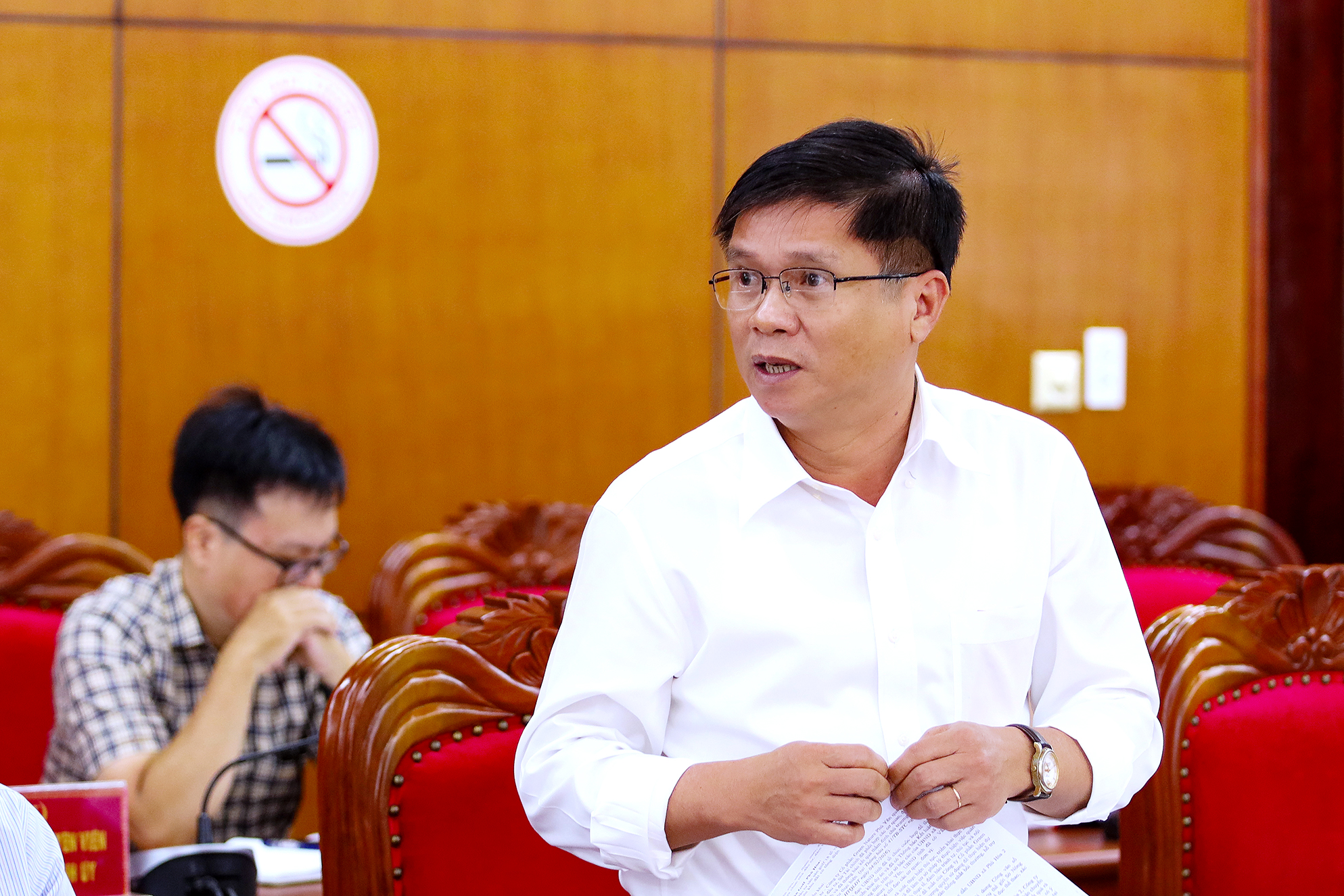 Chánh Văn phòng UBND tỉnh Ngô Đình Thiện phát biểu tại cuộc họp.