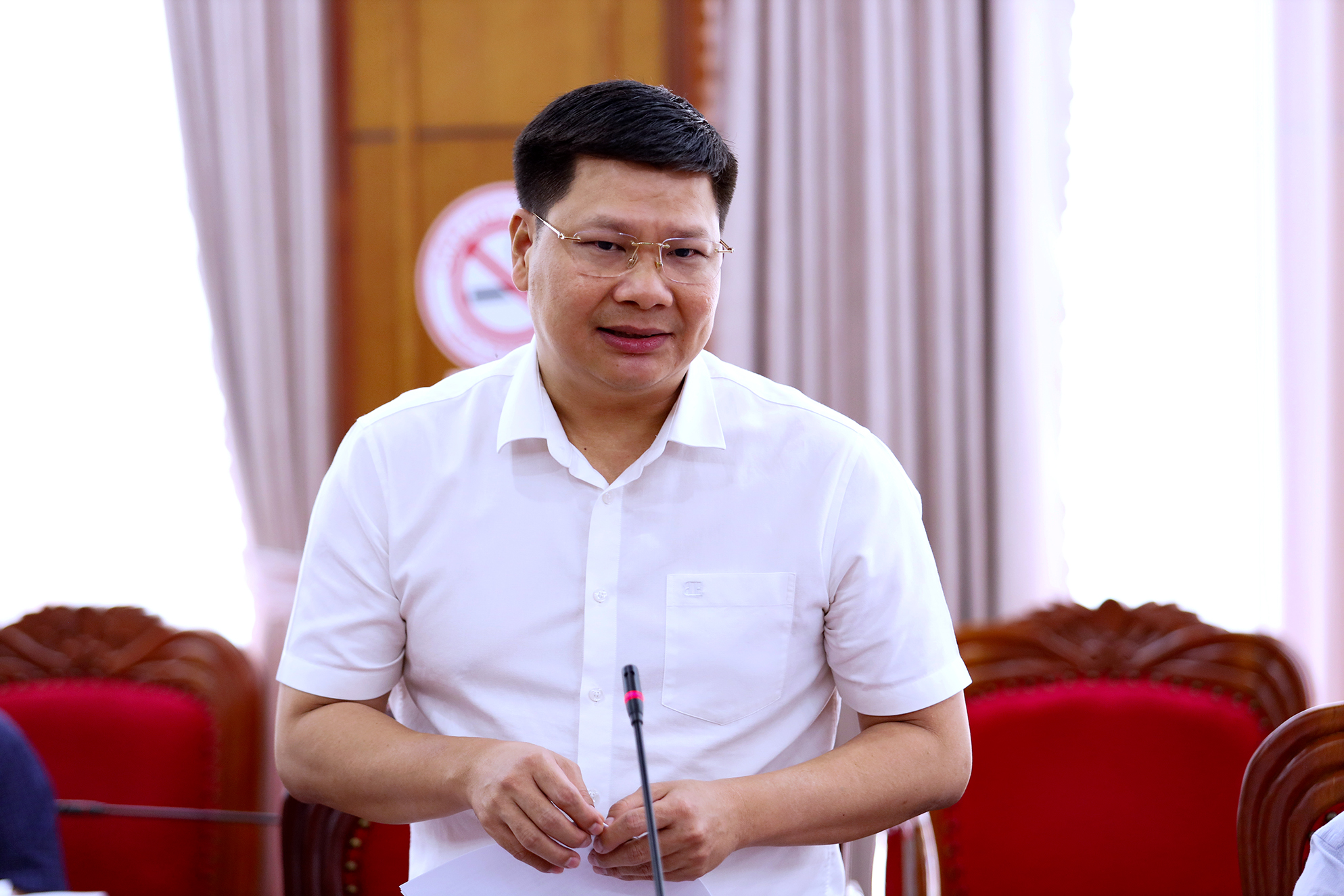 Giám đốc Sở Xây dựng Cao Đình Huy phát biểu tại cuộc họp.