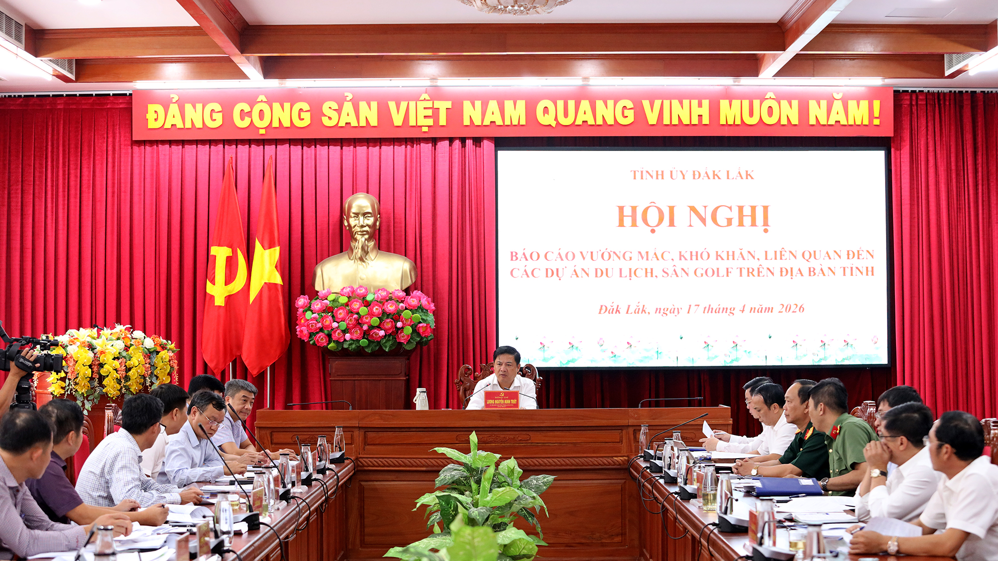 Các đại biểu dự cuộc họp.