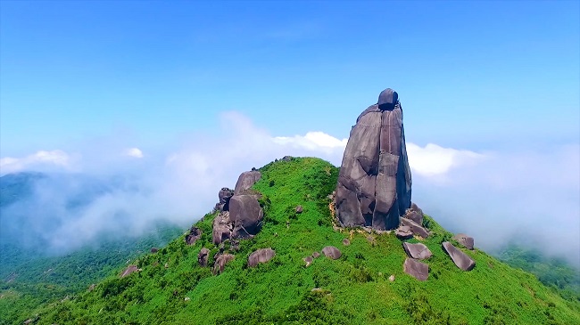Đỉnh Núi Đá Bia (Thạch Bi Sơn) là ngọn núi cao nhất thuộc khối núi Đại Lãnh (xã Hòa Xuân, Đắk Lắk).