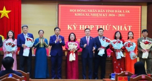 Lãnh đạo Tỉnh ủy Đắk Lắk tặng hoa chúc mừng các nhân sự chủ chốt của HĐND tỉnh nhiệm kỳ 2026 - 2031.