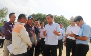 Phó Chủ tịch UBND tỉnh Đào Mỹ kiểm tra, chỉ đạo đẩy nhanh tiến độ thi công khu dân cư phía Nam khu du lịch sinh thái Sao Việt, phía Tây Trung tâm An điều dưỡng tàu ngầm