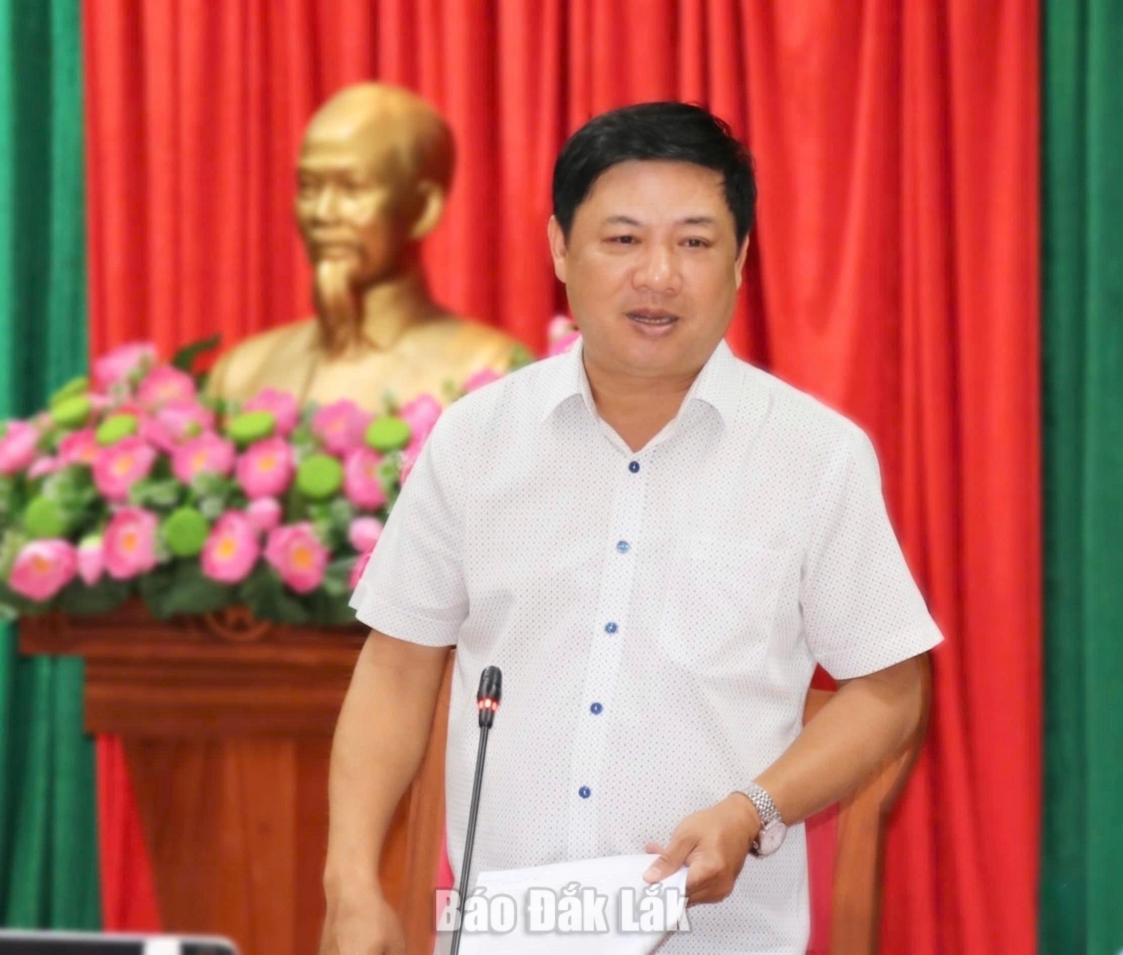 Giám đốc Sở Xây dựng Cao Đình Huy báo cáo về tình hình thực hiện Dự án đường sắt tốc độ cao trên trục Bắc – Nam đoạn qua địa bàn tỉnh Đắk Lắk.