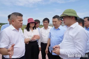 Chủ tịch UBND xã Tuy An Đông Trần Văn Biên báo cáo tiến độ giải phóng mặt bằng với Chủ tịch UBND tỉnh Đỗ Hữu Huy và đoàn công tác.