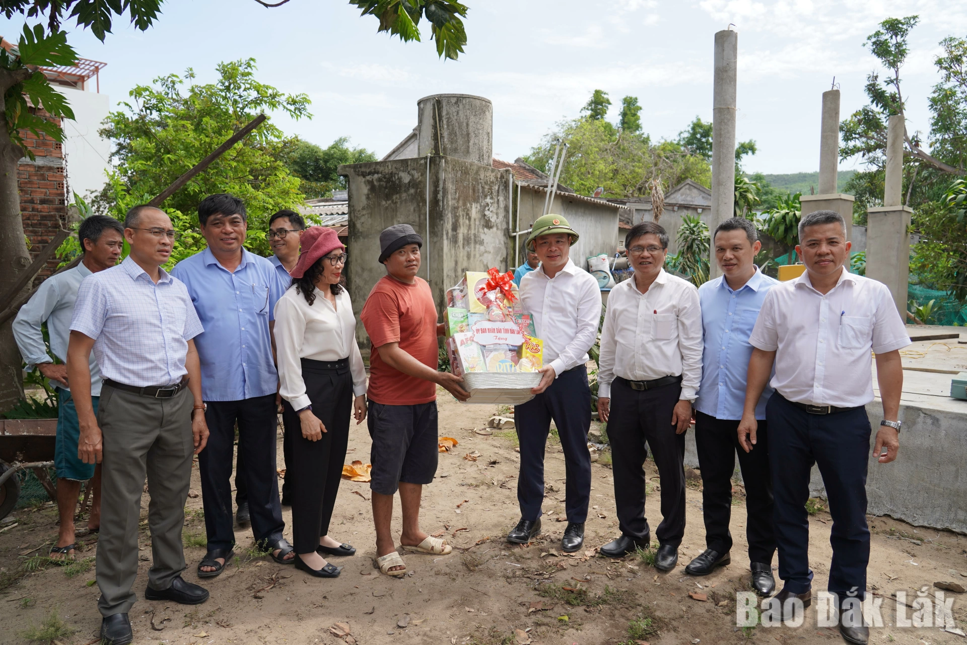 Đồng chí Đỗ Hữu Huy, Ủy viên dự khuyết Trung ương Đảng, Chủ tịch UBND tỉnh tặng quà cho gia đình ông Nguyễn Văn Trung ở thôn Phú Lương, xã Tuy An Đông.