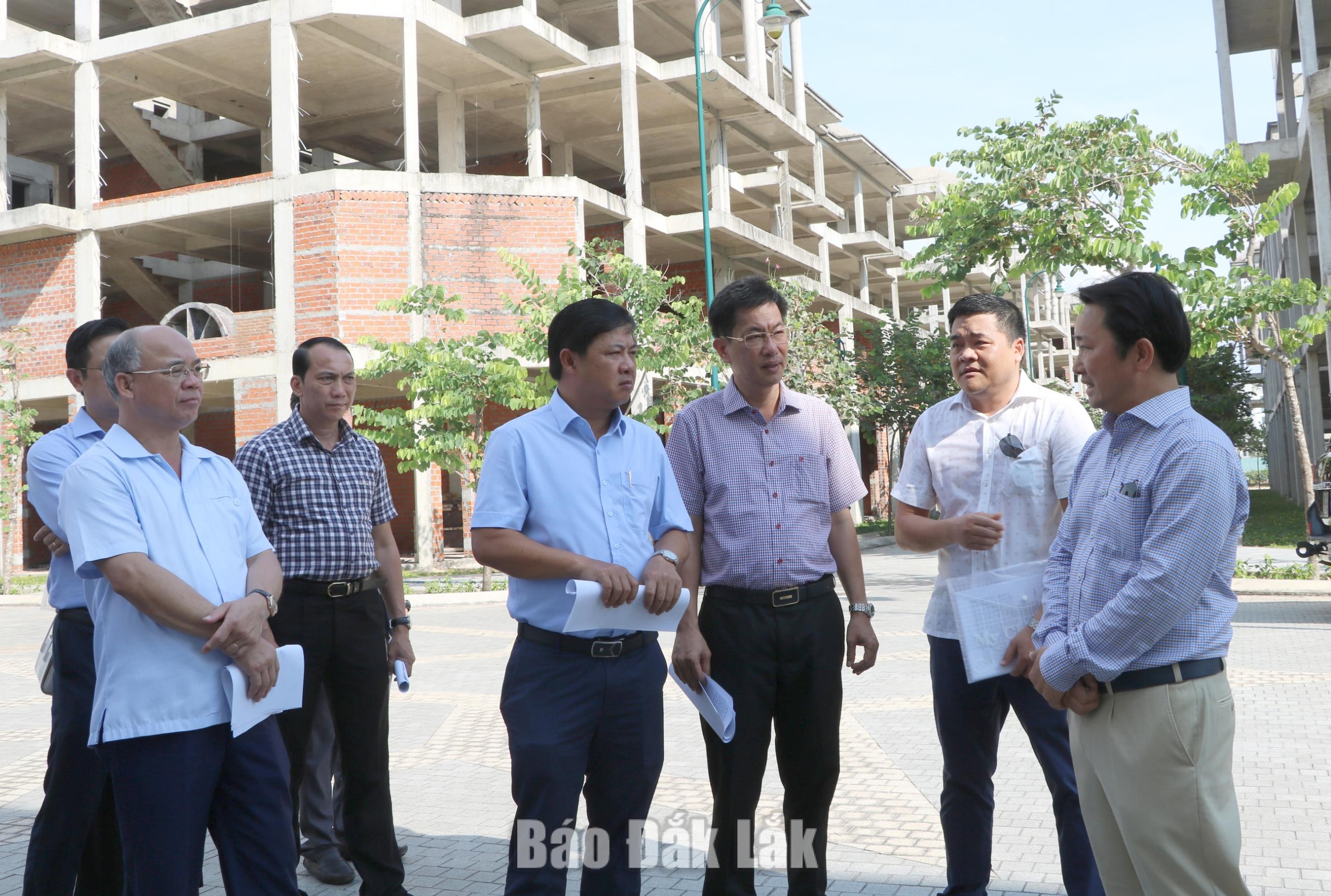 Bí thư Tỉnh ủy cùng đoàn công tác nghe báo cáo tiến độ Bí thư Tỉnh ủy Lương Nguyễn Minh Triết kiểm tra thực địa Dự án thương mại, dịch vụ, du lịch tổng hợp tại lô đất ký hiệu số 3 đường Độc Lập.