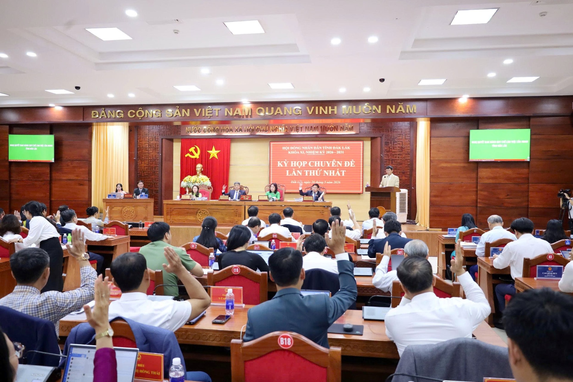 Các đại biểu biểu quyết thông qua các nghị quyết