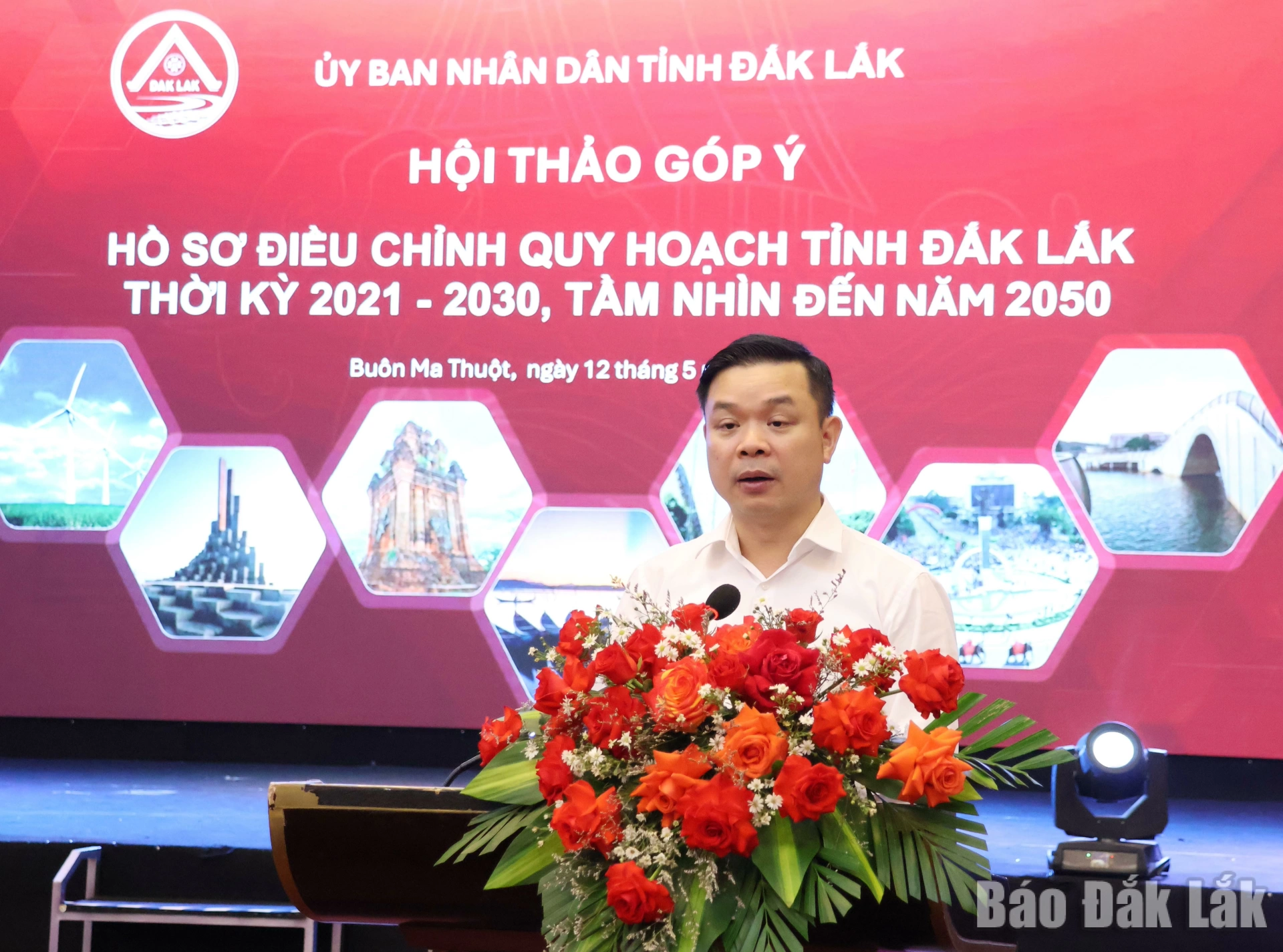Đồng chí Đỗ Hữu Huy, Ủy viên dự khuyết Trung ương Đảng, Phó Bí thư Tỉnh ủy, Chủ tịch UBND tỉnh phát biểu khai mạc hội thảo.