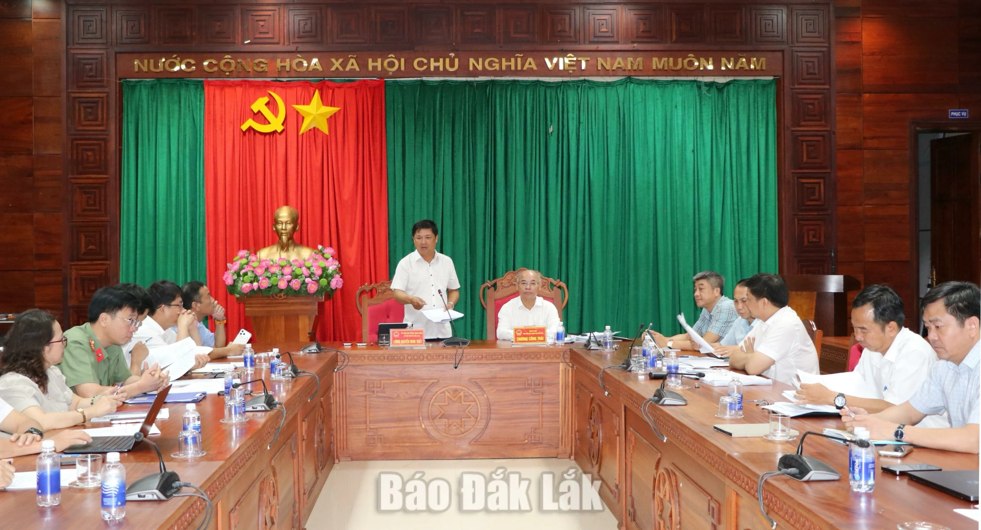 Quang cảnh cuộc họp.