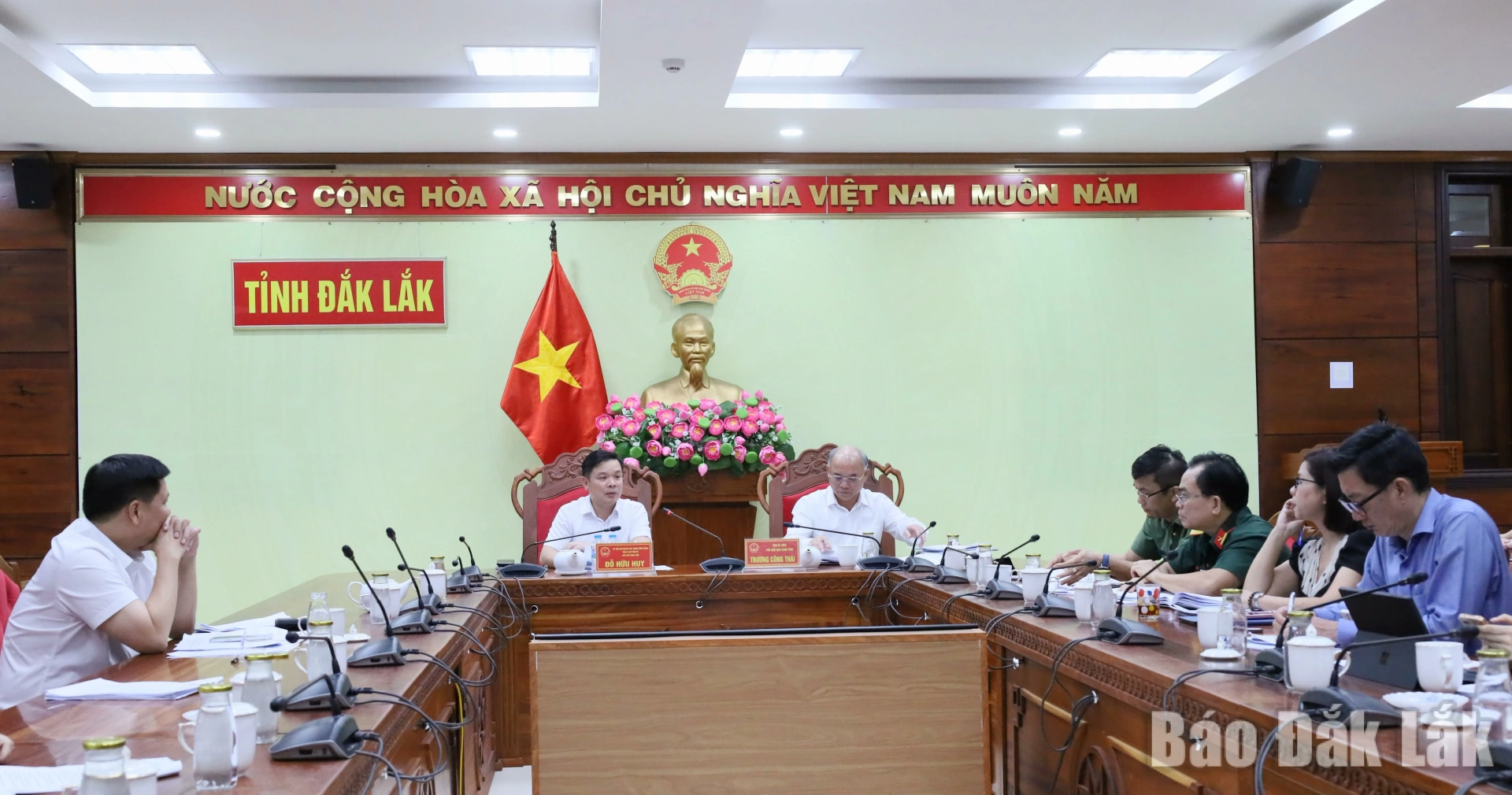 Các đại biểu tham dự cuộc họp.