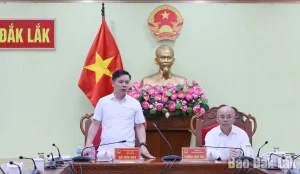 Đồng chí Đỗ Hữu Huy, Ủy viên dự khuyết Trung ương Đảng, Phó Bí thư Tỉnh ủy, Chủ tịch UBND tỉnh Đắk Lắk phát biểu chỉ đạo cuộc họp.