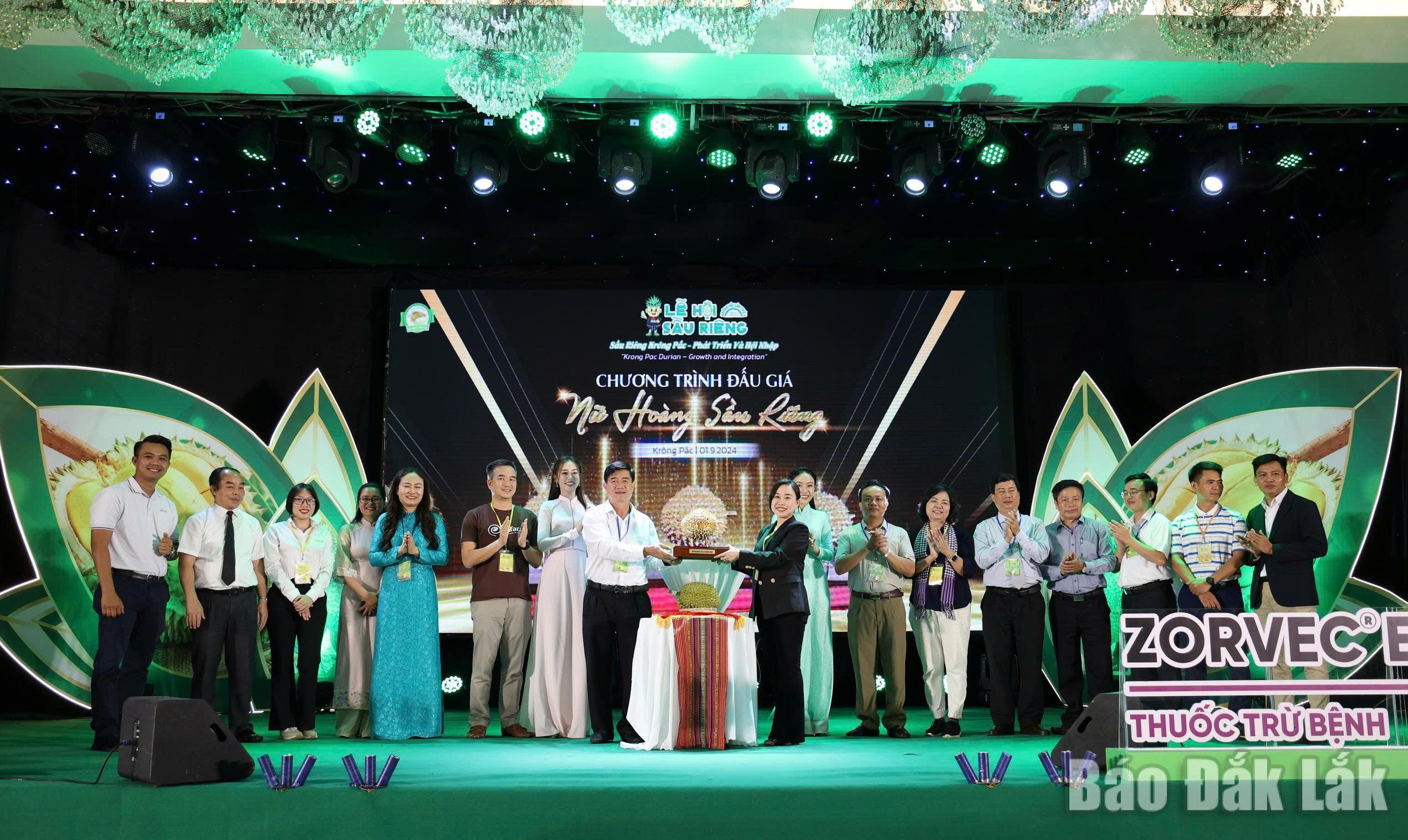 Hoạt động bán đấu giá sản phẩm "Nữ hoàng sầu riêng" tại Lễ hội Sầu riêng Krông Pắc lần thứ II, năm 2024.