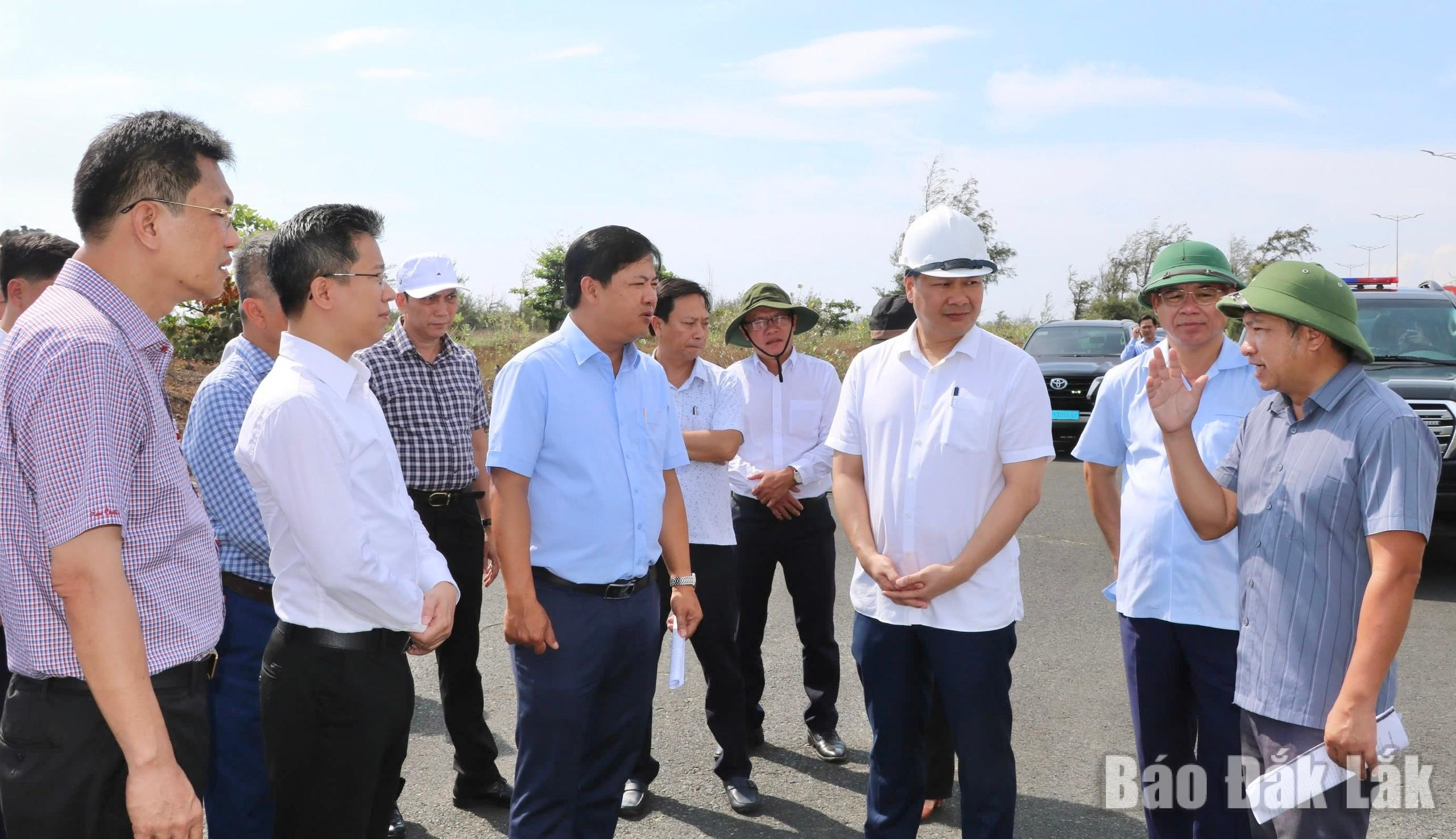 Bí thư Tỉnh ủy Lương Nguyễn Minh Triết cùng đoàn công tác nghe báo cáo tiến độ Dự án tại Khu đất B1 thuộc Đồ án Quy hoạch chi tiết dọc hai bên đường Độc Lập của Công ty cổ phần Tập đoàn Nam Cường Hà Nội.