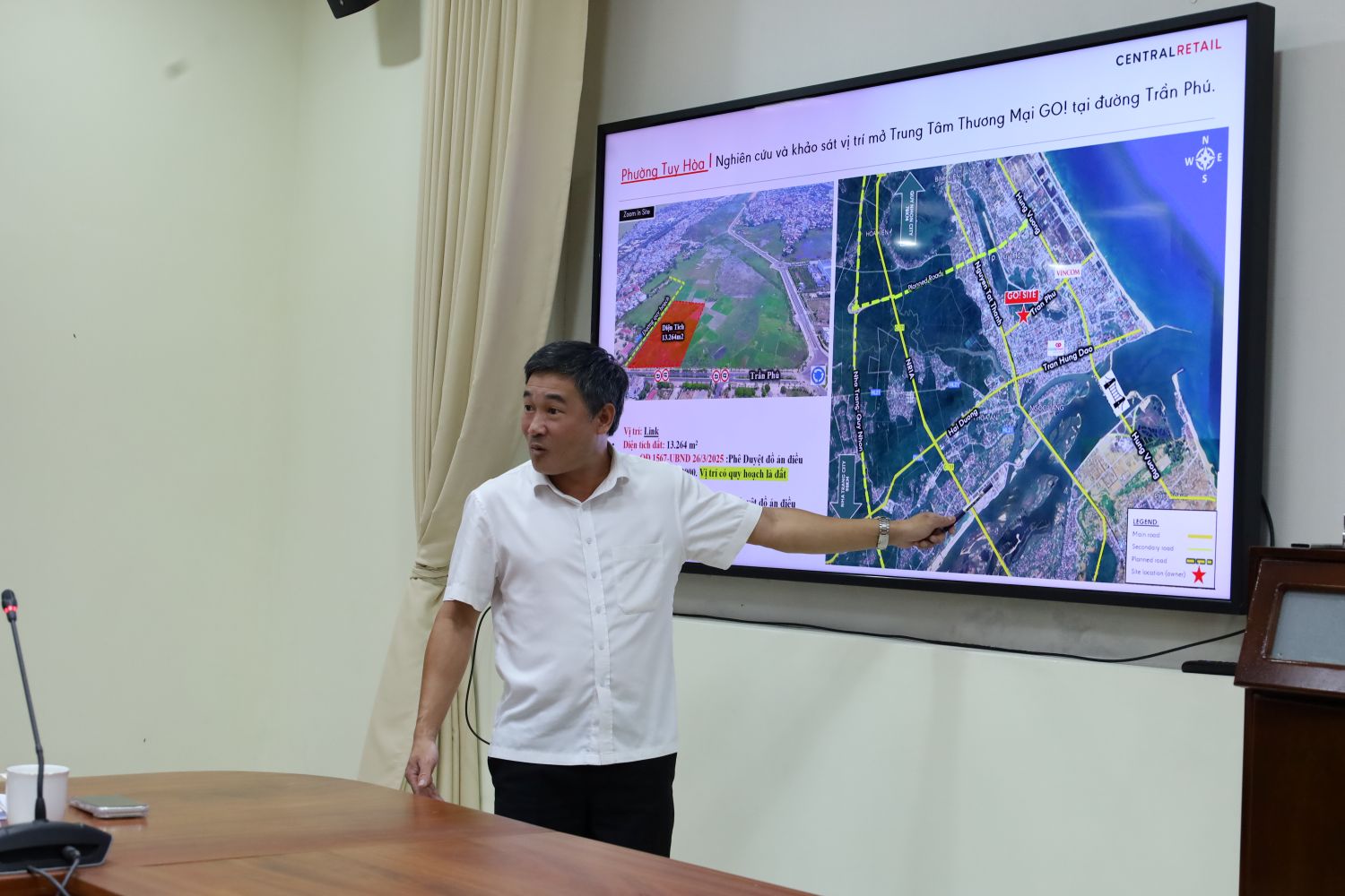Lãnh đạo Trung tâm Phát triển Quỹ đất đề xuất vị trí đất cho nhà đầu tư khảo sát 