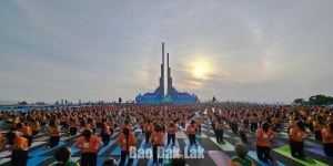 Đông đảo người tập Yoga hưởng ứng Ngày Quốc tế Yoga lần thứ 11 tổ chức tại tháp Nghinh Phong năm 2025.