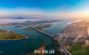 Sau sáp nhập, Đắk Lắk đang định vị lại vai trò trong không gian phát triển, từ một tỉnh cao nguyên trở thành trung tâm liên kết giữa Tây Nguyên và Duyên hải Nam Trung Bộ. Trong ảnh: Một góc của phường Tuy Hòa và phường Phú Yên nhìn từ trên cao.